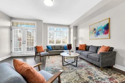 Image de Downtown Gem - 3min to Lakefront - King Bed