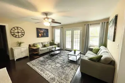 Image de King beds, 2 Living Rooms Fast Wifi, 6th Convertible Bedroom Available