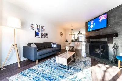 Image de Mapleview Burlington Gem-King bed-Stylish Townhome