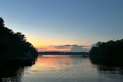 Image de Serene Lake Tuscaloosa Sunsets & Game Room