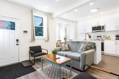 Image de Gage Park - 4 Bedrooms - Newly Renovated!