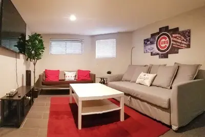Image de Wrigley/Lakeview Gem- Walk to Wrigley Field/ Parking available!