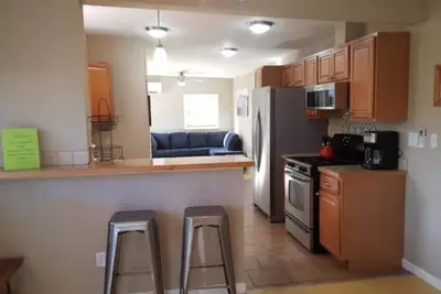 Image de Private 3 bed home, Near Hospitals, Stadium, River