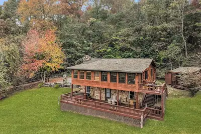 Image de Bigfoot Themed | Hot Tub | Fire Pit | Mtn Views