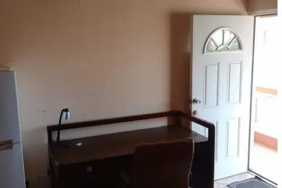 Image de Apt # 30 - Top Floor, Studio Apartment - Convenient location