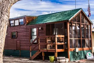 Image de Cabin with one queen bed, two lofted twin-size beds and a queen pull out couch Sleeps: 6 Pets: 2 Parking: 1