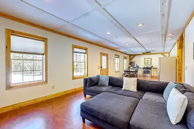 Image de Cozy duplex near forests and lakes with gas grill, open layout, smart Tv, & W\/D