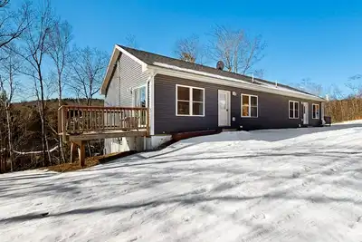 Image de Quiet duplex with private deck, peaceful views, grill, & private W\/D