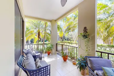 Perfectly located tropical condo with pool, balcony, & security - near beaches