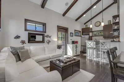 Image de Home steps from the beach with plunge pool, gas grill, scenic balcony, & Ac