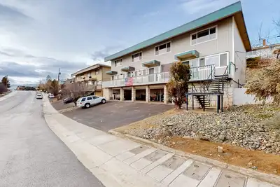 Image de Remodeled townhouse near downtown Reno with mtn views, fireplace, streaming, W/D