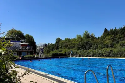 Image de Zwei Schlafzimmer im ländlichen Grünen.