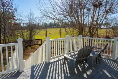 Image de 55-acre Countryside Farmhouse with Fireplace and Carport