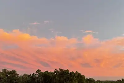 Image de Jackrabbit Cabin is a quiet Hill Country retreat with vistas and dark skies.