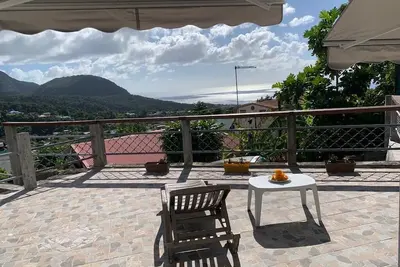 Image de La Terrasse du HouelmontBas de villa face Ă la montagne et avec vue sur la mer