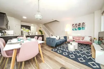 Image de ☆Mediterranean Retreat☆King Bed★Fireplace★Garage