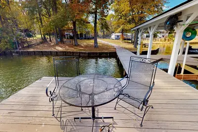 Image de Lakefront retreat with kayaks, grill, games, open interior, & W\/D - dog-friendly