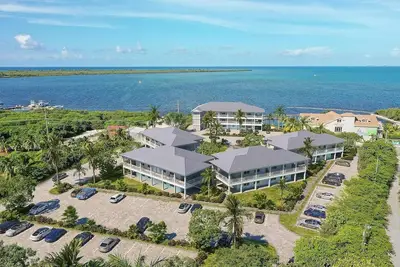 Image de Sea Mist 308 Stunning views of North Sound in West Bay close to attractions.