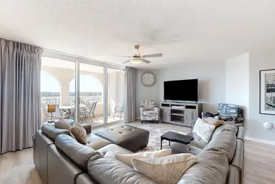 Image de Luxury water view penthouse with saltwater pool, golf, marina - fantastic views