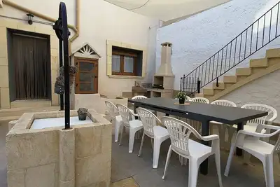 Image de Maison de village avec patio et barbecue