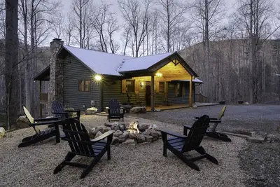 Image de Hiker's Paradise! Secluded, 5 acre property. Hot tub, fire pit, game room!
