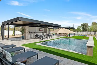 Image de Large entertainment 4-bedroom home in Surprise  - Pickleball Court, Pool, Bocce