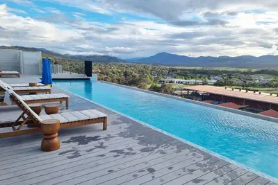 Image de Modern designer gem with access to complex pool, spa, sauna and rooftop park.