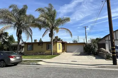 Image de Midterm Rental: Peaceful House with Big Yard, Ac, Wifi, Laundry, Tesla Charger. .