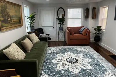Image de Charming 4-bedroom home in trendy Benson District in Omaha.