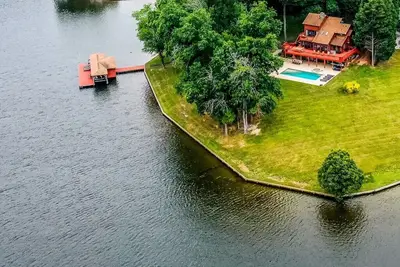 Image de Waterfront Lakehouse-Peaceful Incredible Views. 6 bd/5 Br private side Lake Anna