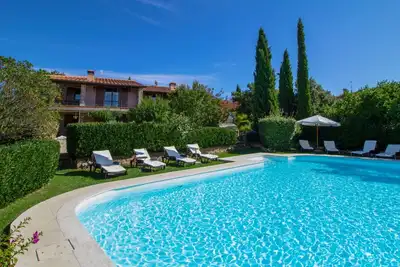 Image de Appartement dans une maison de vacances avec Wifi, bain à remous, piscine privée, Tv, patio