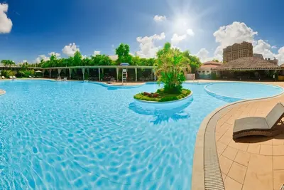 Image de Only six miles from the airport!