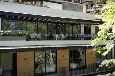 Image de Riverside Haven Elegant House with Serene Forest