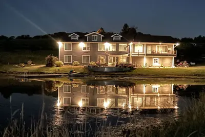 Image de Country Getaway + Lodge quarters. Your place to come and relax.