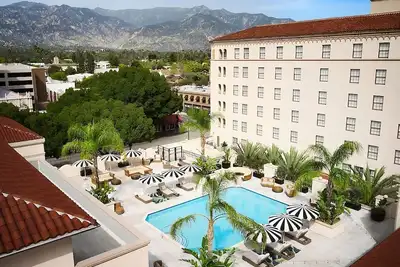 Image de Steps to Pasadena Museum of California Art! 3 Affordable Units, Parking, Pool!