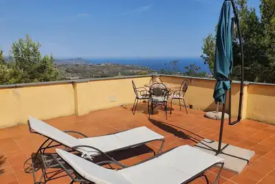 Image de Detached vacation house with garden and roof terrace with sea view in the middle