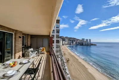 Image de Entrez dans une oasis de sérénité et de style dans notre appartement spectaculaire avec trois chambres, trois salles de bains et trois salons, un joyau caché sur la côte vibrante de Benidorm. Grâce à son emplacement privilégié en front de mer su