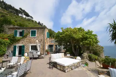Image de Wonderful property with garden terrace in a unique position directly on the sea