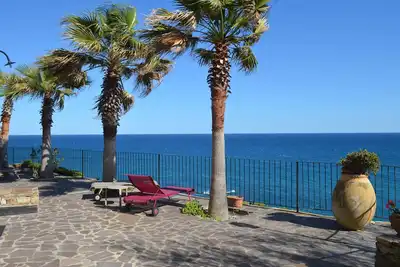 Image de Detached stone house in breathtaking panoramic position directly by the sea
