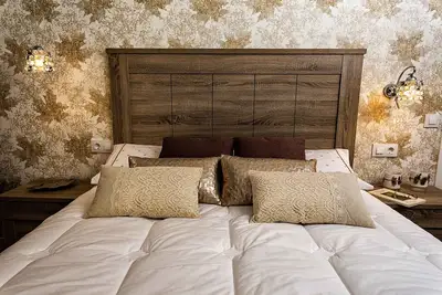 Image de Disfruta De Zona Exterior Privada Y Relajate Entre Flores Y Parras