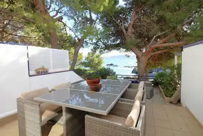 Image de Maison bord de mer à Llançà avec accès direct à la plage, terrasses et parking.
