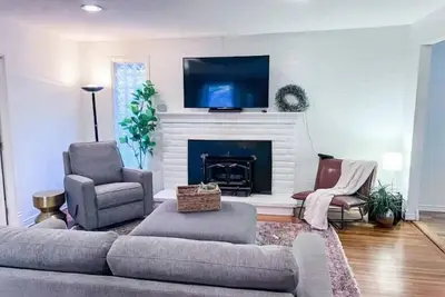 Image de 7406 Whole House (Including 7406a) · Convenient Kirkland Home w/Fenced Yard