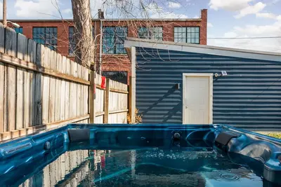 Image de Spacious Hot Tub Escape in Indy | 8 Guests
