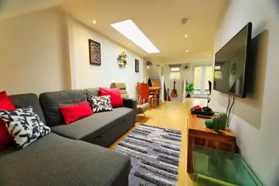 Image de Cosy Top Floor Apartment w/Large Garden Terrace and Parking near the Emirates