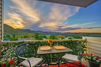 Image de $1m Views - Penthouse Condo in Golden Foothills
