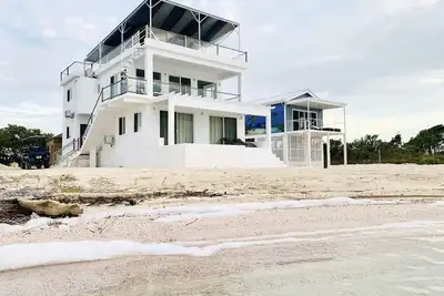 Beachfront 3 Beds w/ Kitchen/Pool/Breakfast