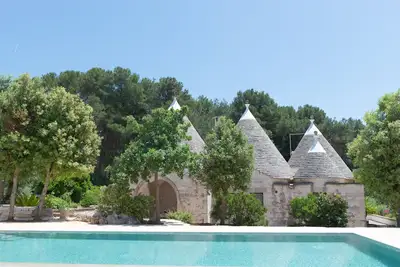 Image de Trullo en Pouilles avec Piscine et Vue