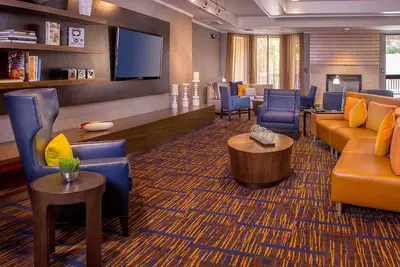 Image de Indulge in Shopping at Southpoint Mall! Parking, Pool, Pet-friendly, Parking!