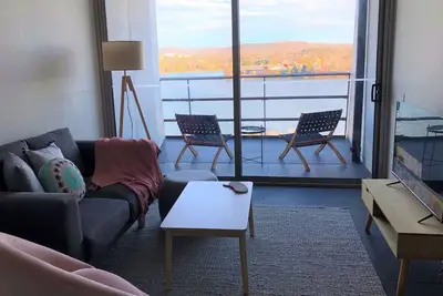 Image de New to Vrbo: Lake view city apartment with free parking!