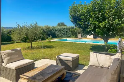 Image de Villa 3 chambres près de Lourmarin avec piscine, pétanque et vue sur le Luberon